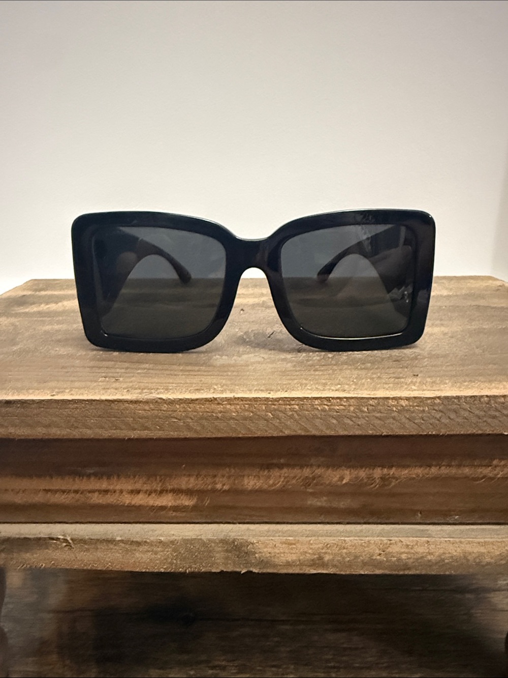 Burberry Frith BE4312 Oversized Square Sunglasses - Black/Gold - Picture 4 of 10